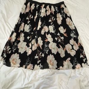 Pleated floral midi skirt